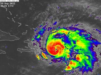 Autoridades dominicanas mantienen aviso de huracán para varios puntos del país