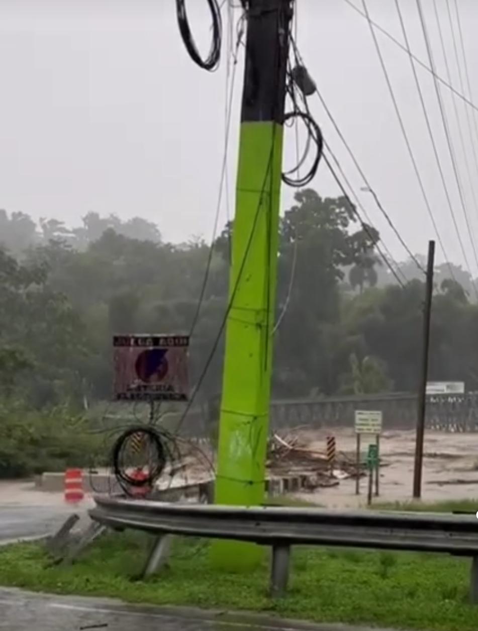 En Puerto Rico colapsa un puente por huracán Fiona