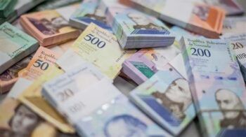 La moneda de Venezuela se devaluó un 25% frente al dólar en el último mes