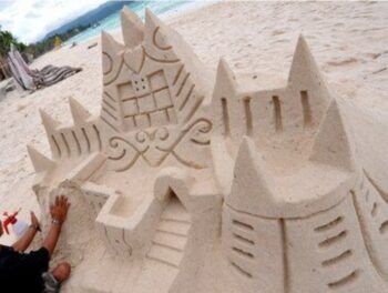 Niño muere aplastado por castillo de arena en la playa