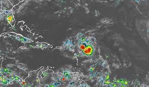 Tormenta Earl disminuye su velocidad