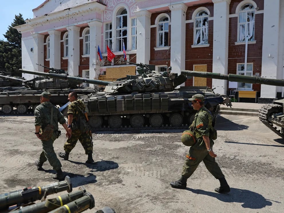 Tropas rusas ordenan toque de queda en territorios que aún mantienen ocupados en el este de Ucrania