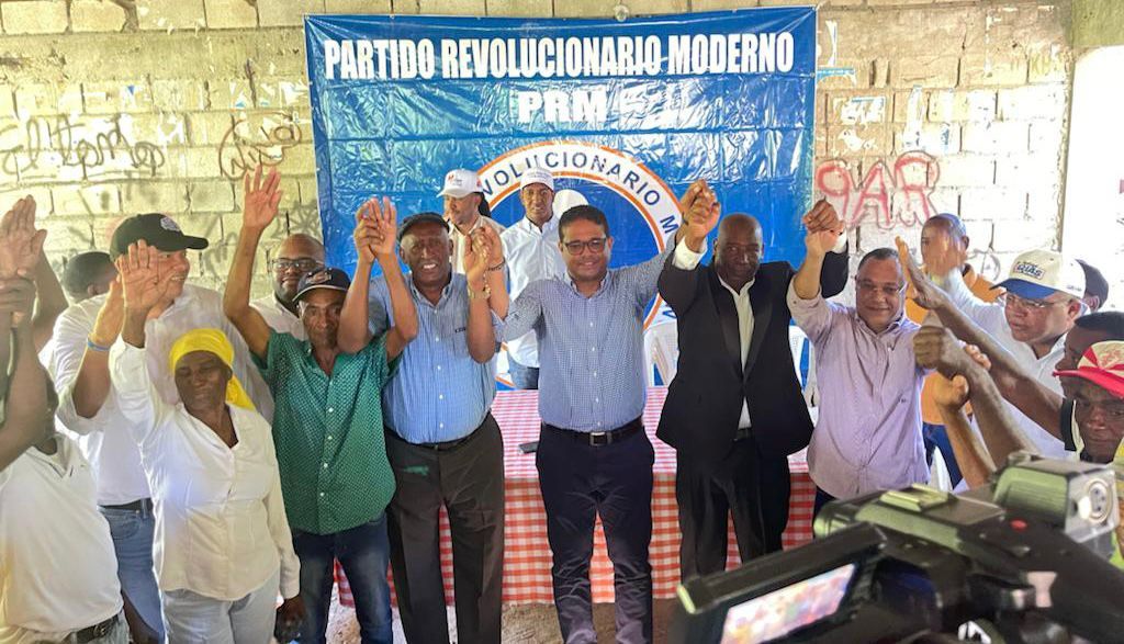 PRM juramenta decenas de expeledeistas en Elías Piña