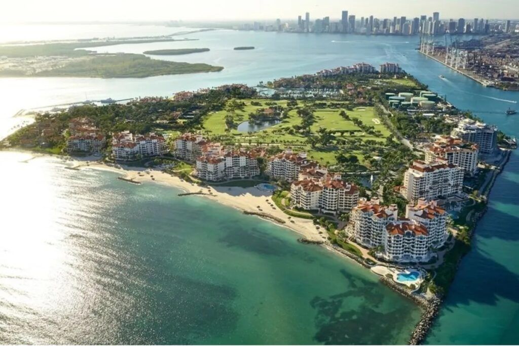 Multimillonario argentino-estadounidense compró el último terreno en la isla más exclusiva de Miami
