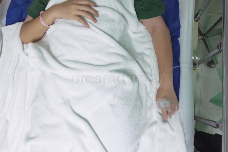 Hospitalizan mujer luego de que su perro le defecase en la boca