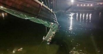 Al menos 60 muertos por el derrumbe de un puente colgante en la India