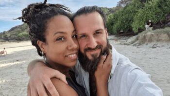 Una mujer vive bajo el mismo techo con su novio, su esposo y sus dos hijos