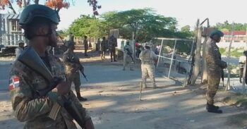 Haitianos bloquean puerta por Pedernales