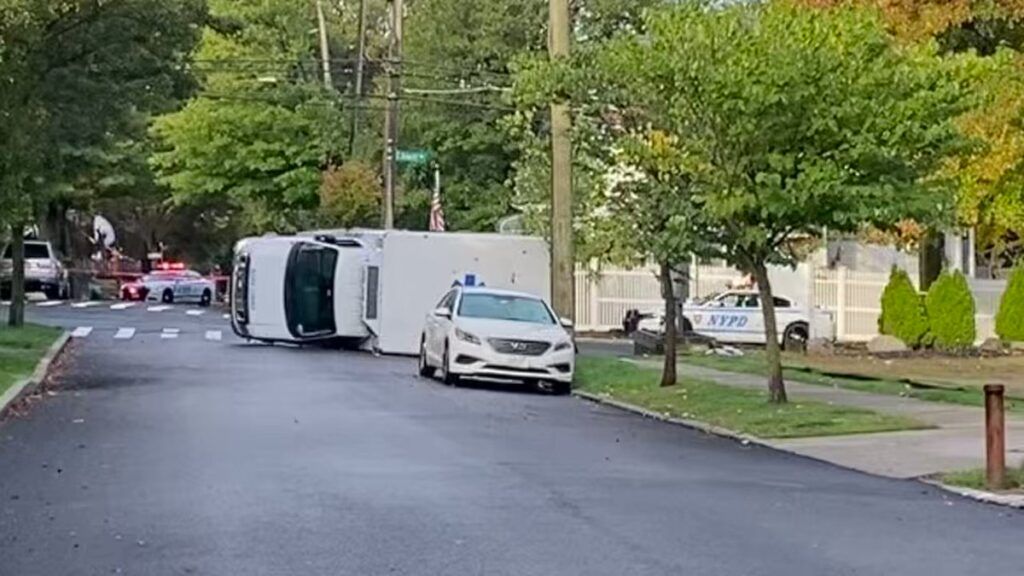 Mujer murió en doble accidente: primero fue arrollada y luego se volcó la ambulancia que la llevaba