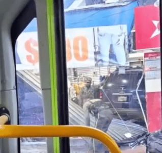 Conductor pierde control de vehículo e impacta contra tienda en Invivienda