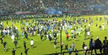 Policía de Indonesia investiga a 18 oficiales por la tragedia en el campo de fútbol