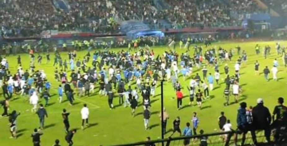 Decenas de muertos y centenares de heridos tras disturbios durante un partido de fútbol