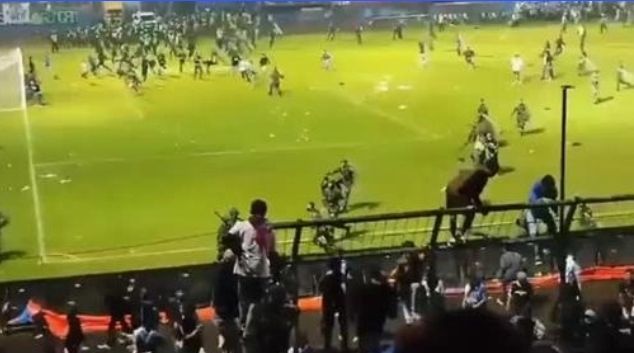 Al menos 174 muertos durante partido de fútbol en Indonesia