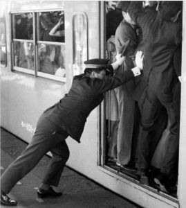 Una profesión insólita: empujador de gente en el subte