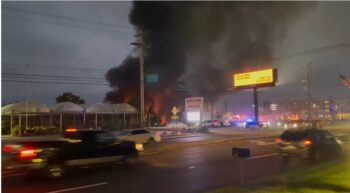Dos muertos al estrellarse avión contra lote de autos en Marietta, Ohio, EE.UU.