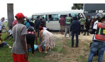 Varios heridos tras minibús perder los freno en la entrada de SD