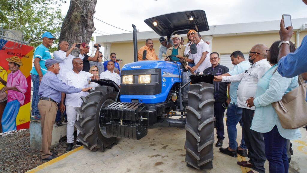El FEDA entrega tractor a productores de tabaco de Mata Palacio, en Hato Mayor