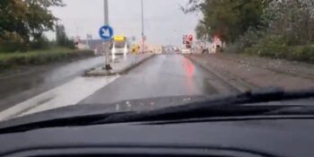 Tren parte en dos un autobús en Países Bajos