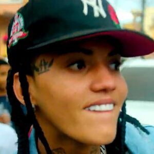 Onguito Wa escupe a un policía