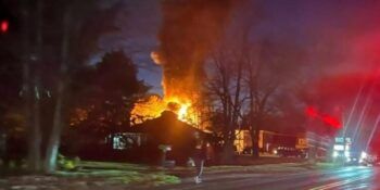 Varios muertos tras estrellarse avión en edificio de New  Hampshire