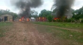 Prenden fuego a casas de haitianos tras muerte de tres personas en Puerto Plata