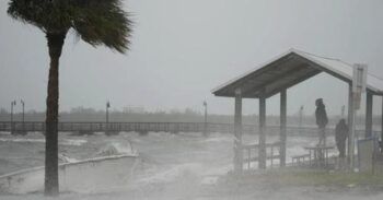 Tormenta Tropical Nicole derriba viviendas en la costa atlántica de Florida