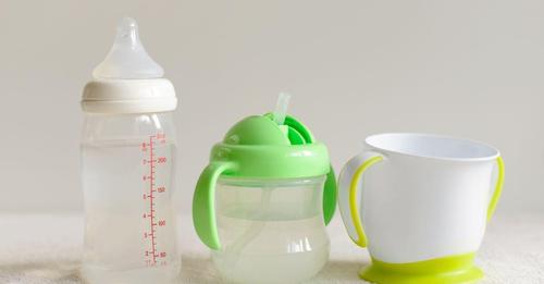 Retiran de tiendas en EE.UU. vasos para bebés debido a peligro de envenenamiento