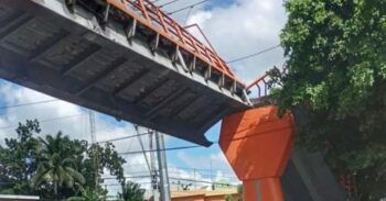 Puente peatonal está a punto de colapsar en Haina