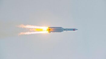 Caos en aeropuertos de España debido cohete chino sin control