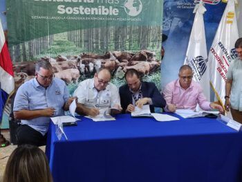 <em>DIGEGA firma acuerdo interinstitucional para promover la racionalización del uso del agua en la producción pecuaria</em>