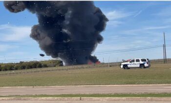 Chocan dos aviones durante espectáculo aéreo en Texas