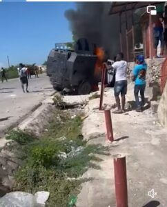 Pandilleros haitianos continúan destruyendo vehículos militares