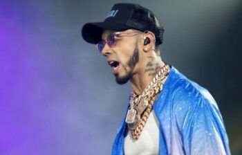 Anuel AA sufre caída durante concierto en México