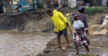 14 muertos durante ceremonia religiosa arrastrados por furioso río