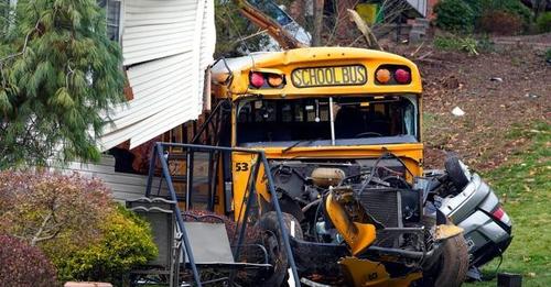 Siete niños heridos al chocar bus escolar contra una casa en Nueva York