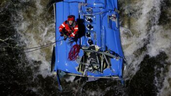 Seis muertos tras caída de autobús desde un puente a un río en España