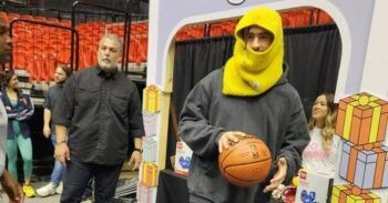 Bad Bunny reparte regalos en Puerto Rico