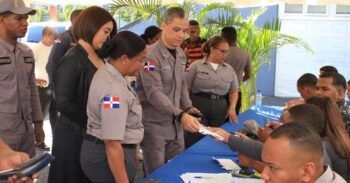 Policías reciben bono navideño