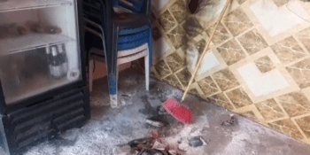 Hombre prende fuego a una mujer