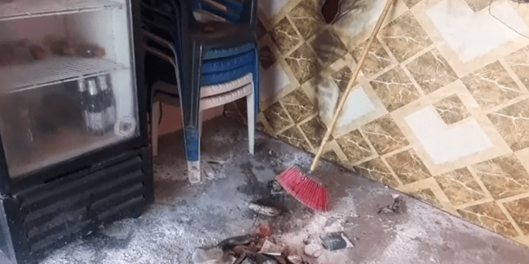 Hombre prende fuego a una mujer