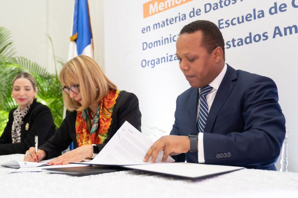 <em>Edesur Dominicana y la OEA firman memorando de entendimiento en materia de datos abiertos</em>