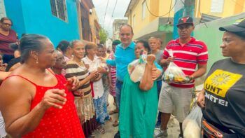 Surun Hernández dona raciones alimenticias a cientos municipes de Santo Domingo Este