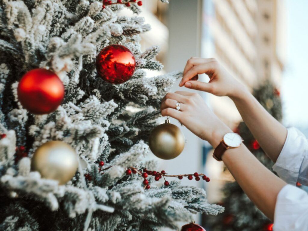 Personas que decoran antes de Navidad son más felices y positivas