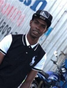 Policías mata joven que le dio un botellazo