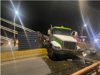 Mega tapón en Las Américas tras patana volcarse en el puente Juan Bosch