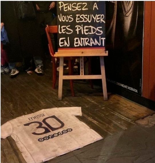 Usan camiseta de Messi como alfombra en un bar de Francia