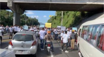 Tramo de la 6 de Noviembre es bloqueado pidiendo justicia por hombre asesinado