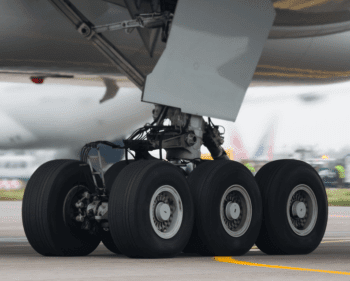 Encuentran un cadáver en el tren de aterrizaje de un avión