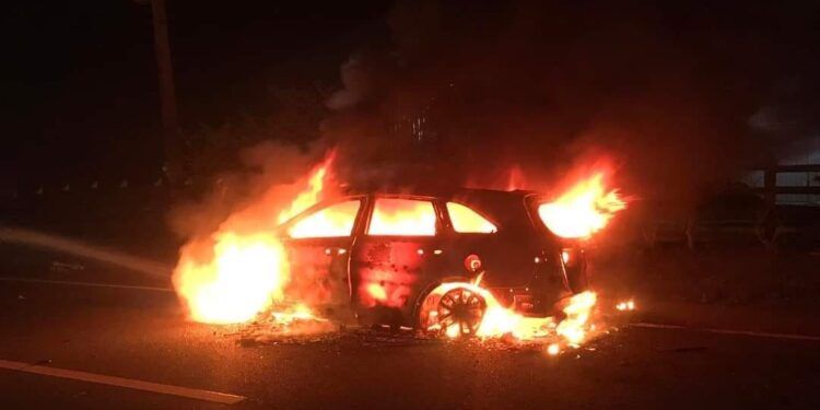 Hombre salva su vida milagrosamente tras su carro incendiarse en Hato Mayor