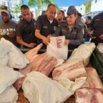 Miembros de la Policía Nacional compran alimentos a bajos precios en en Mercado de Productores del Inespre  
